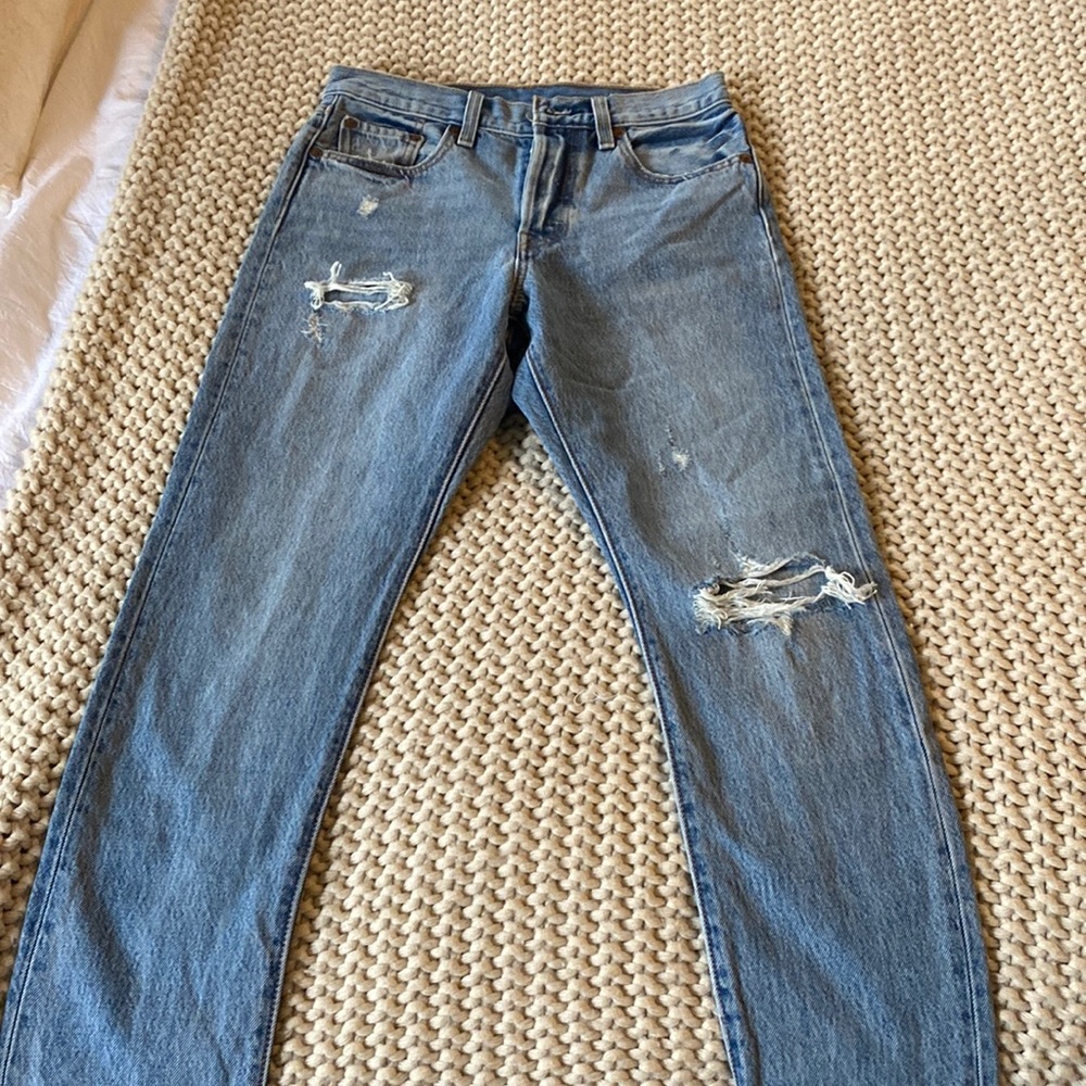 New without tags. Never worn. Size tag was cut out but size is 25. Levi’s 501